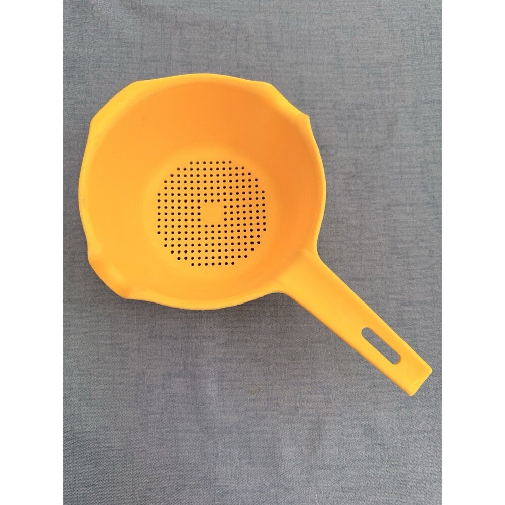 Rubbermaid #2930 1 Quart Yellow 2 Spout Strainer Colander with Handle